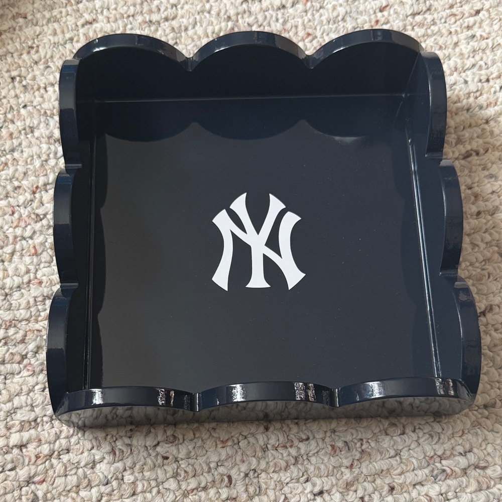 BRAND NEW NEW YORK YANKEES MARK GRAHAM SCALLOPED LACQUER CATCHALL TRAY STH GIFT